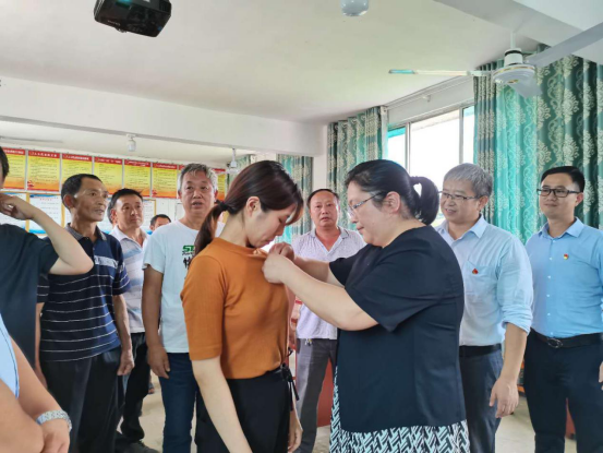 范红兰书记为杨贞玉同志佩戴党徽新党员宣誓及老党员重温入党誓词慰问